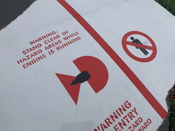 Những mảnh vụn bắt đầu rơi xuống như mưa, giống như nó đang trôi xuống và trông không có vẻ nặng lắm, nhưng khi thực sự nhìn lại, những khối kim loại khổng lồ đang nằm khắp nơi.