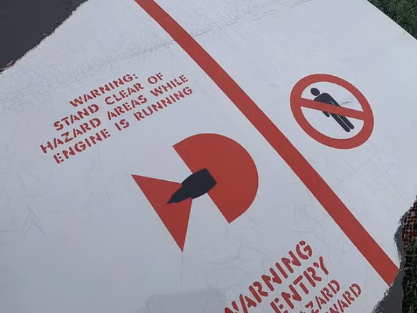 Những mảnh vụn bắt đầu rơi xuống như mưa, giống như nó đang trôi xuống và trông không có vẻ nặng lắm, nhưng khi thực sự nhìn lại, những khối kim loại khổng lồ đang nằm khắp nơi.