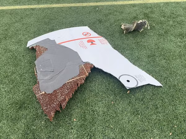 Một trong những người chứng kiến sự việc, Kieran Cain, nói với CNN rằng anh đang ở ngoài chơi với lũ nhóc thì nghe một tiếng nổ lớn khi máy bay bay ngang qua đầu. Họ nhanh chóng tìm chỗ ẩn nấp dưới mái nhà chỉ một tích tắc trước khi những mảnh vụn kia rơi xuống mặt đất.