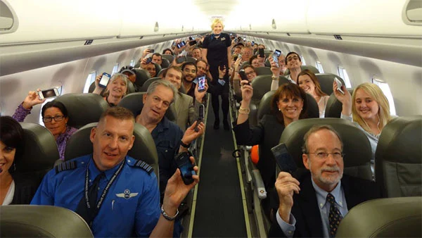 Ngoài việc loại trừ nguy cơ gây nhiễu thì việc cấm sử dụng thiết bị điện tử cũng ngăn ngừa khả năng gây tổn thương cho hành khách trong trường hợp máy bay dằn xóc khi đi vào vùng thời tiết xấu, thiết bị có thể bị hất văng gây nguy hiểm.