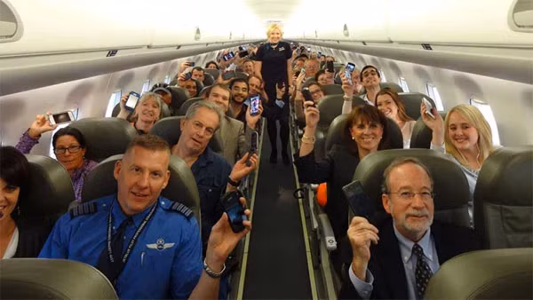 Ngoài việc loại trừ nguy cơ gây nhiễu thì việc cấm sử dụng thiết bị điện tử cũng ngăn ngừa khả năng gây tổn thương cho hành khách trong trường hợp máy bay dằn xóc khi đi vào vùng thời tiết xấu, thiết bị có thể bị hất văng gây nguy hiểm.