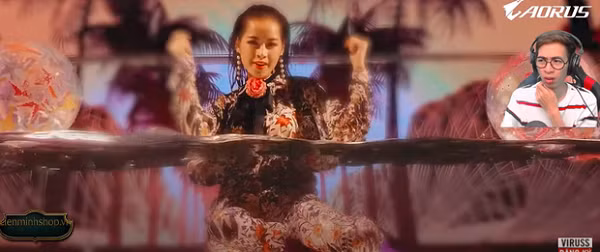 Ngay lập tức, nam streamer đã để lại bình luận bên dưới bài đăng của "đàn chị: "Em cảm ơn chị về tất cả những thông tin và góp ý, em đọc và ghi nhận toàn bộ ạ. Trước hết nếu như trong phần em reaction có làm gì ảnh hưởng đến chị hoặc làm chị buồn thật lòng em rất xin lỗi, chị chủ động nói cho em biết những gì chị suy nghĩ đã là quá quý hóa rồi ạ".