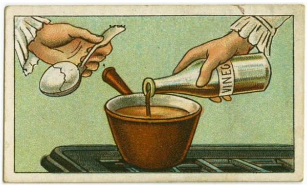 Lòng trắng trứng chính là protein albumin. Trong môi trường nước nóng và có acid acetic (giấm), albumin kết tủa nhanh chóng. Kết quả là lòng trắng phủ kín phần vỏ trứng bị nứt vỡ, giúp bạn có được món trứng luộc nguyên vẹn mà không bị phá hỏng kết cấu.