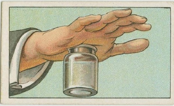 Khi bị vụn thủy tinh hay gai hoa hồng găm vào tay, bạn chỉ cần ấn chặt phần tay bị gai đâm vào một bình nhỏ chứa nước nóng. Áp lực hơi nước tạo ra khi đó sẽ khiến tay bạn dính chặt vào miệng bình. Chờ một lúc sau đó, rút tay ra và bạn sẽ thấy chiếc gai tự nhiên chui ra khỏi bàn tay.