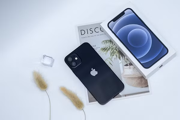 Trong phân khúc giá của iPhone 12 mini, nó phải cạnh tranh với rất nhiều đối thủ Android cao cấp khác và thậm chí là chính "gà nhà" như mẫu iPhone 11. Nhiều người dùng vẫn ưu tiên chọn mua iPhone 11 vì thiết bị này có kích thước lớn và pin khỏe hơn