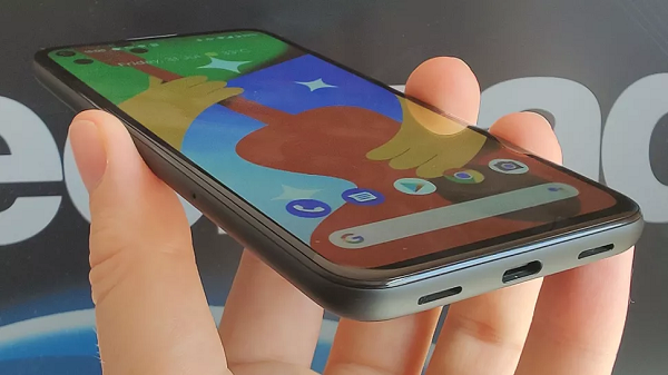 Viền cạnh của Pixel 5a có cùng độ dày với Pixel 4a 5G, tuy nhiên theo thông tin được cung cấp bởi Hemmerstoffer, có sự khác biệt nhỏ về kích thước. Pixel 4a 5G có kích thước 153.9 x 74 x 8.2mm, trong khi Pixel 5a có kích thước 156.2 x 73.2 x 8.8mm.