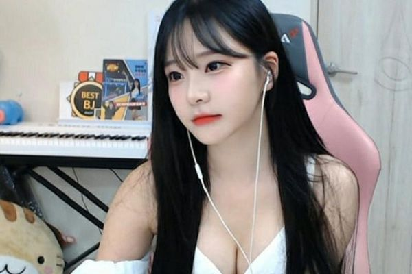 Sau khi từ chối với lý do không biết uống, anh chàng này chẳng những không hề than phiền mà còn rất lịch sự quay lại quầy bar đồng thời mời tiếp ly nước lọc.