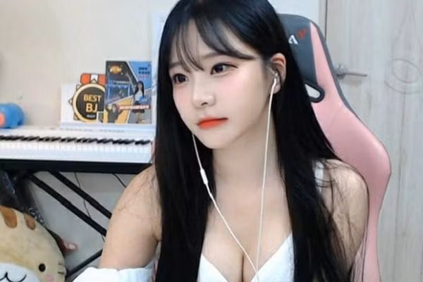 Sau khi từ chối với lý do không biết uống, anh chàng này chẳng những không hề than phiền mà còn rất lịch sự quay lại quầy bar đồng thời mời tiếp ly nước lọc.