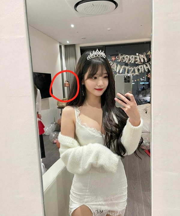 Cô nàng streamer xinh đẹp cảm thấy khá nghi ngờ trước sự tử tế quá đà của người đàn ông và rồi Min Jung trả lời theo một cách có thể nói là không thể thông minh hơn: "Đổi ly với nhau đi rồi tôi uống".