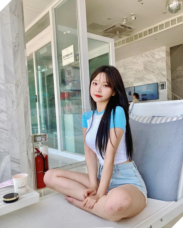 Ngay sau câu nói ấy, người đàn ông vội vàng rút lui với một vẻ ảm đạm chưa từng có rồi quay trở về chỗ ngồi.