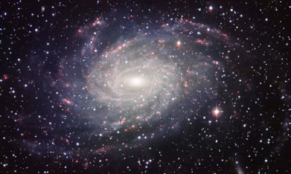 Các thiên hà có rất nhiều hình dạng, từ những đám mây sao khổng lồ cho đến những hình xoắn ốc phức tạp với các nhánh rõ rệt chứa đầy sao.