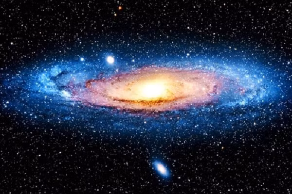 Kích thước của chúng dao động trong khoảng vài nghìn năm ánh sáng cho tới hơn 100000 năm ánh sáng. Mặt Trời của chúng ta chỉ là một trong số hàng tỉ ngôi sao thuộc thiên hà Milky Way (Dải Ngân Hà), và chính thiên hà của chúng ta cũng chỉ là một trong hàng trăm tỉ thiên hà khác.