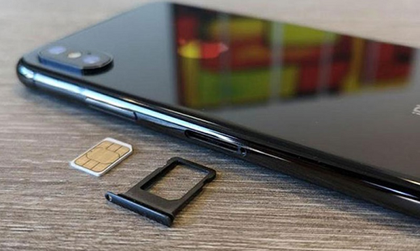 Kiểm tra khay SIM giúp bạn nắm bắt được tình trạng màn hình của những chiếc iPhone cũ. Hãy tháo khay SIM của iPhone, bật màn hình sáng và nhìn vào khe SIM. Trong trường hợp khe SIM không bị hở sáng tức là màn hình chưa bị thay.