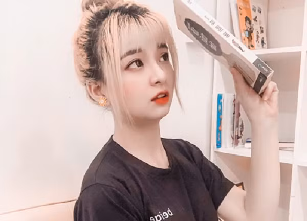 Mới đây, khi đọc được dòng bình luận của một người dùng mạng có nội dung 'Chắc mình tôi không thích chị này', Mèo 2k4 đã lập tức quay clip phản hồi.