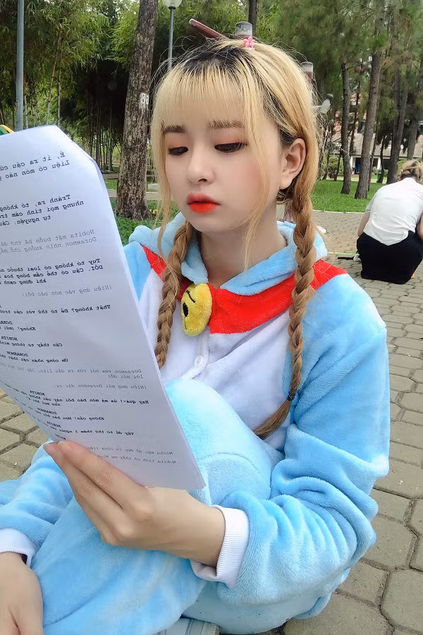 "Ok cậu yên tâm đi, không chỉ có mình cậu đâu mà còn rất là nhiều người nữa. Nhưng mà đây không phải là lần đầu tiên mình đọc được những bình luận như thế này, trên TikTok có nhiều lắm. Ủa gì vậy ta? Không thích thì chặn nhau đi trời." Mèo 2k4 nói.