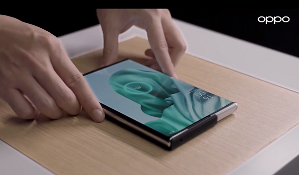 Người dùng vừa có thể cầm smartphone để sử dụng, vừa sạc pin không dây, thay vì phải đặt cố định trên bàn như trước đây. Tuy nhiên, khoảng cách giữa thiết bị và đế sạc vẫn trong phạm vi cho phép.