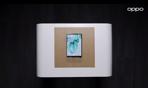 Đáng chú ý, chiếc smartphone màn hình cuộn Oppo với thiết kế màn hình dẻo được uốn cong ở phần cạnh và giấu vào bên trong thân máy.