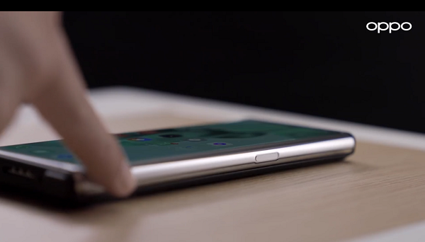 Video về sạc mới được "ông lớn" công nghệ Trung Quốc đăng tải sau đó cho thấy, chiếc smartphone màn hình cuộn Oppo X 2021 vẫn sạc bình thường sau khi nhấc bổng lên không trung.