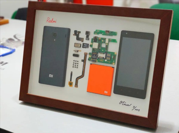 Chiếc điện thoại sau đó đã được sắp xếp và đóng khung các linh kiện như một tác phẩm nghệ thuật.