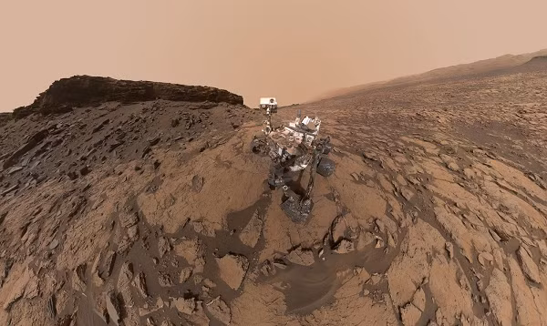 Bức ảnh tự chụp của tàu thăm dò sao Hỏa Curiosity Mars cho thấy hình ảnh của phương tiện này tại địa điểm khoan Quela thuộc khu vực Murray Buttes trên núi Mount Sharp.