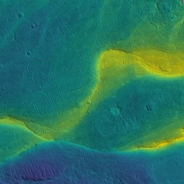 Hình ảnh dấu tích của lòng sông trên sao Hỏa được vệ tinh quỹ đạo chụp lại với các màu sắc cho thấy sự khác nhau về độ cao. Màu xanh là ở mức thấp và màu vàng là ở mức cao.