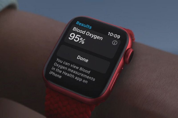Lợi thế của các thiết bị đeo như Apple Watch là có thể được đeo 24/7 trên tay người dùng cho ra kết quả tức thì, nên vượt trội so với việc đo bởi các thiết bị y tế truyền thống. Đồng thời, cách thức này không xâm lấn và cũng có thể hạn chế tiếp xúc giữa người bệnh và nhân viên y tế.