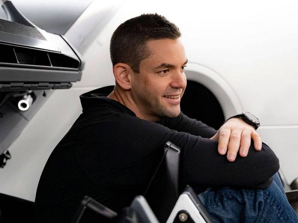 Dẫn đầu trong chuyến thám hiểm này là nhà sáng lập và CEO của hãng thanh toán Shift4 Payments, Jared Isaacman, người sẽ đóng vai trò như thuyền trưởng. Một trong các mục tiêu của sứ mệnh lần này là quyên góp tiền cho Bệnh viện Nghiên cứu Trẻ em của Thánh Jude – nơi đang chữa trị miễn phí cho trẻ em và phát triển các phương thuốc chữa ung thư ở trẻ em.