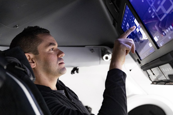 Chỗ cuối cùng trong chuyến bay vào không gian này sẽ dành cho một nhân viên chăm sóc y tế ở tuyến đầu của Bệnh viện Thánh Jude. Ông Isaacman cho biết, "người này thật ra từng là một bệnh nhân ung thư, được điều trị tại bệnh viện Thánh Jude và trở lại làm nhân viên ở đây." Tuy nhiên, ông từ chối tiết lộ tên nhân viên đó.