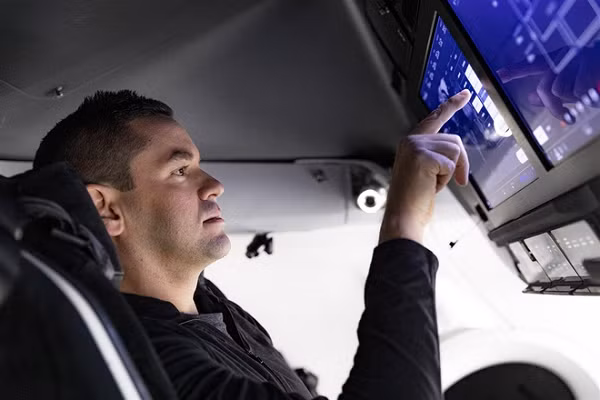 Chỗ cuối cùng trong chuyến bay vào không gian này sẽ dành cho một nhân viên chăm sóc y tế ở tuyến đầu của Bệnh viện Thánh Jude. Ông Isaacman cho biết, "người này thật ra từng là một bệnh nhân ung thư, được điều trị tại bệnh viện Thánh Jude và trở lại làm nhân viên ở đây." Tuy nhiên, ông từ chối tiết lộ tên nhân viên đó.