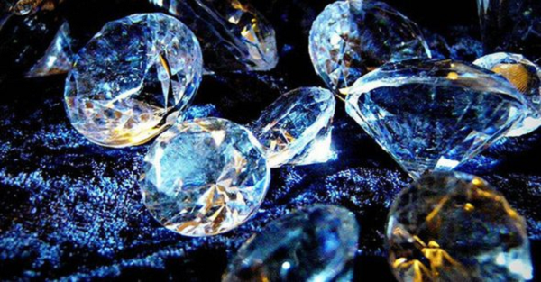 Họ sử dụng nhiệt độ và áp suất cực cao để biến silic cacbua thành kim cương và silica. Phản ứng này đồng thời tạo ra metan và hydro.