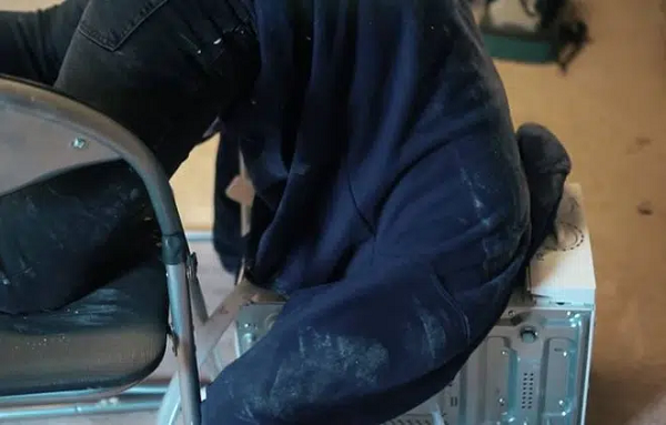 Simon Woodward, chỉ huy trạm Cơ quan Cứu hỏa West Midlands cho biết: ""Đó là một anh chàng vô cùng nghịch ngợm. Cả trạm phải có mặt chỉ để cứu mạng Jimmy, mấy vụ khác coi như là bỏ đấy"