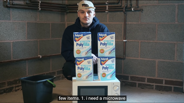 Xi măng, lò vi sóng và những dụng cụ để anh chàng thực hiện video của mình.