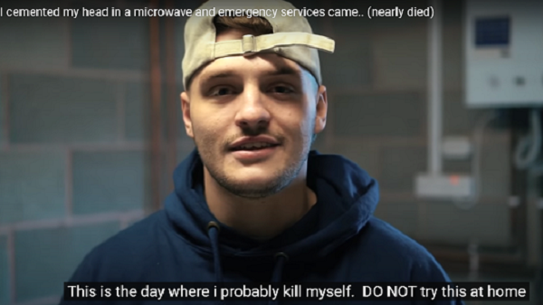 Vậy nên để câu view, Jimmy đã thử một trò vô cùng dại dột khi đổ bê tông ngập lò vi sóng rồi thò đầu vào.