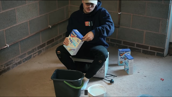 Nhưng đời không như mơ, xi măng chỉ sau vài phút đã bắt đầu nở và chặn hết các dòng khí lưu thông khiến Jimmy thở mãi không xong.