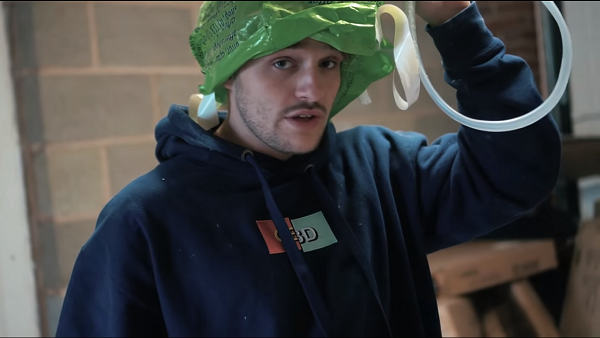 Hội bạn của Jimmy thấy anh chàng nằm im thì cũng bắt đầu phát hoảng và cầu cứu sự giúp đỡ của lực lượng chức năng.