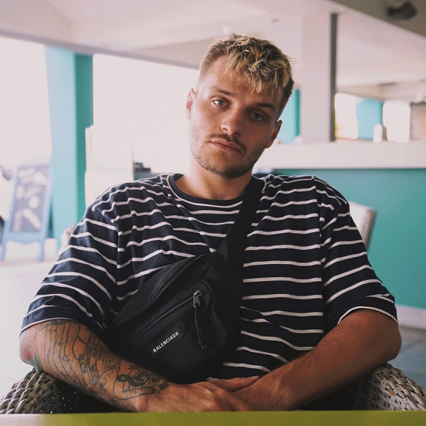 Anh chàng Youtuber 22 tuổi Jimmy “Jay” Swingler đến từ Anh luôn quan niệm rằng muốn video nhiều views thì phải làm mấy trò cực shock thì khán giả mới thích.