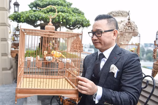 Nếu nhiệt độ xuống dưới 10 độ C, phòng chim ở sẽ được bật điều hòa để sưởi ấm. Còn thời tiết nóng, máy lạnh sẽ được chạy thường xuyên để chú chim không bị ốm.(Ảnh: Dantri)