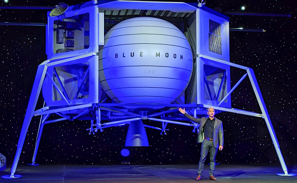 Đáp lại, công ty của Jeff Bezos nói: "Rõ ràng, SpaceX muốn ngăn chặn cạnh tranh từ đầu, chứ không phải là hành động vì lợi ích đại chúng".