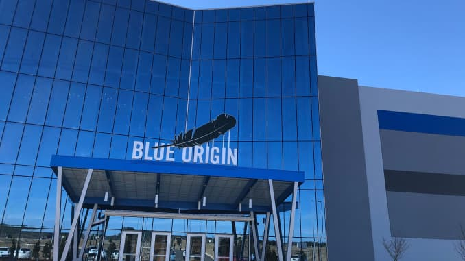 Giới chuyên gia cho rằng, Blue Origin sẽ có những thay đổi lớn thời gian tới, khi Jeff Bezos có nhiều thời gian hơn để cống hiến cho dự án. Jeff Bezos không giấu đam mê chinh phục vũ trụ của mình. Từ khi còn là sinh viên, ông đã ước một ngày nhân loại sẽ sống trên các hành tinh.