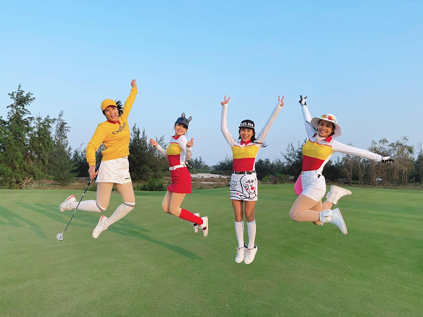 Tham gia cả 2 ngày thi đấu, Hoa hậu Ngọc Hân chia sẻ: “Quảng Bình vừa trải qua trận lũ lịch sử gây thiệt hại hết sức nặng nề. Khi nghe tin có giải golf gây quỹ “Tết vì người nghèo” tại Quảng Bình, tôi đã đăng ký tham gia, với hi vọng góp một phần nhỏ của mình giúp những người nghèo tại địa phương đón một cái Tết cổ truyền đầm ấm hơn”.