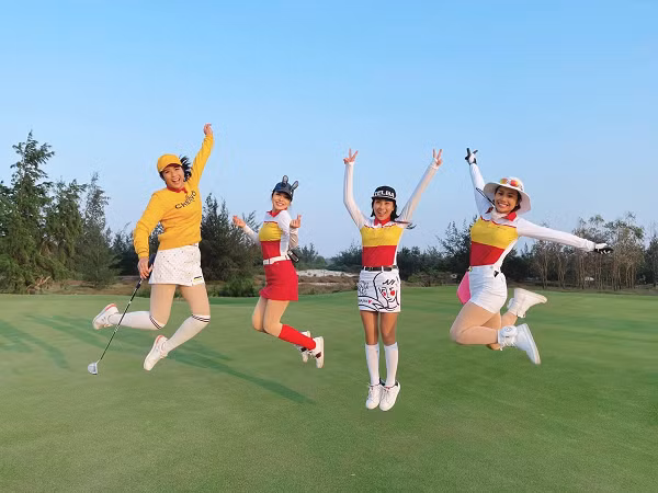 Tham gia cả 2 ngày thi đấu, Hoa hậu Ngọc Hân chia sẻ: “Quảng Bình vừa trải qua trận lũ lịch sử gây thiệt hại hết sức nặng nề. Khi nghe tin có giải golf gây quỹ “Tết vì người nghèo” tại Quảng Bình, tôi đã đăng ký tham gia, với hi vọng góp một phần nhỏ của mình giúp những người nghèo tại địa phương đón một cái Tết cổ truyền đầm ấm hơn”.