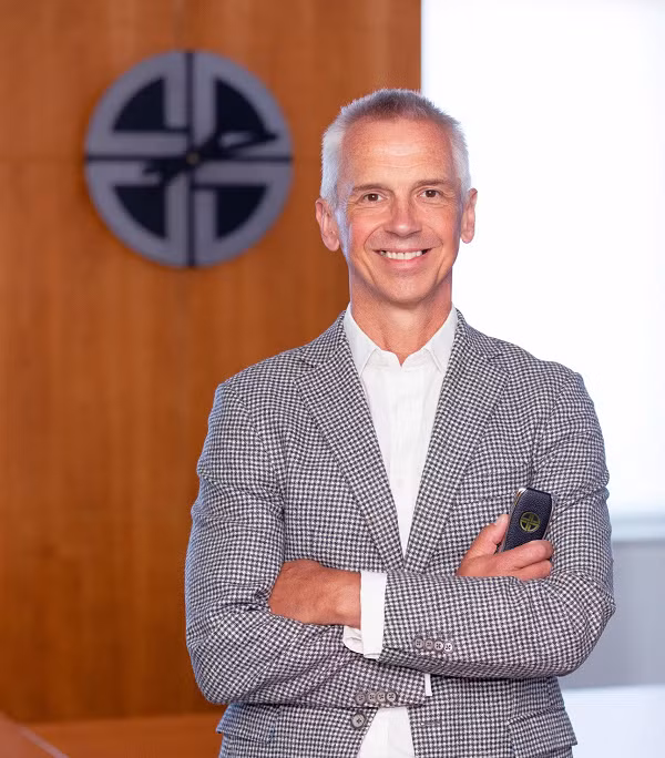 Hutch Hutchison - cựu Giám đốc Thiết kế của Vertu chính là giám đốc thiết kế kiêm nhà đồng sáng lập thương hiệu XOR.