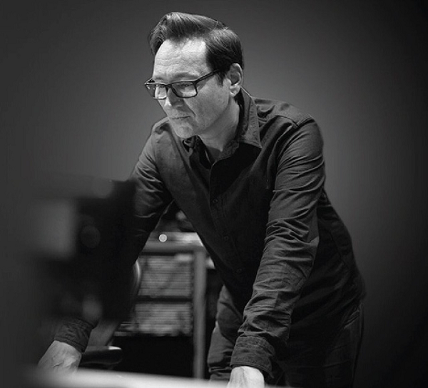 XOR kỳ vọng thiết bị của họ sẽ được sử dụng như một chiếc điện thoại thứ hai. Hutch Hutchison - Nhà sáng lập kiêm Giám đốc thiết kế của XOR chia sẻ: Một nhóm khách hàng của họ là những người sẵn sàng tiêu tiền cho sở thích sưu tầm xe hơi, đồng hồ và điện thoại hạng sang.