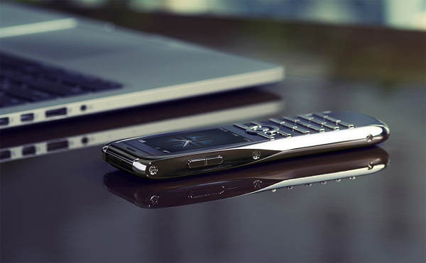 XOR chính là một tác phẩm nghệ thuật tinh xảo với sự chắt lọc và kết hợp hoàn hảo giữa những nguyên vật liệu tốt nhất bao gồm Sapphire, Titan, Ceramic và da (tại phiên bản đầu của thương hiệu) kèm theo đó là một sự kết hợp tạo hình thời thượng trường tồn.