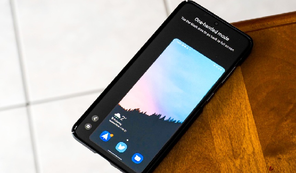 Nhằm khắc phục hạn chế khi sử dụng điện thoại bằng một tay trên các smartphone màn hình lớn, Android 12 được bổ sung One-Handed Mode (chế độ một tay). Để kích hoạt, người dùng chỉ cần nhấn giữ và vuốt thanh cử chỉ xuống, làm ngược lại để thoát khỏi chế độ này.