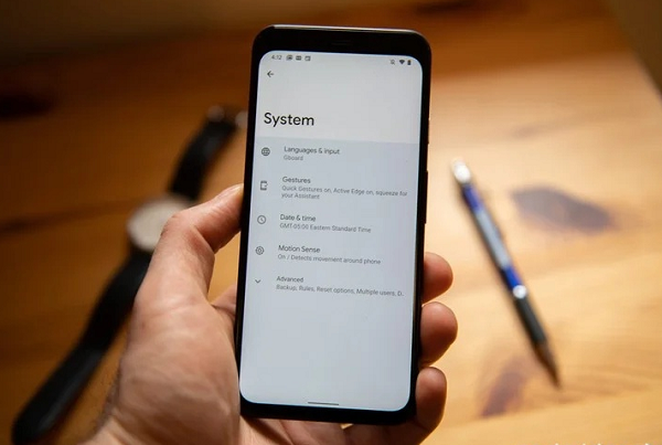 Có lẽ thay đổi trực quan lớn nhất với Android 12 là Silky Home, được bật trong tùy chọn nhà phát triển, giúp thay đổi đáng kể bố cục của ứng dụng Cài đặt. Hiện Silky Home chỉ có thể mở thông qua các lệnh qua ADB trên máy tính.