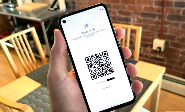 Trên bản thử nghiệm của Android 12, Google bổ sung thêm tùy chọn chia sẻ kết nối Wi-Fi bằng Nearby Share. Tương tự AirDrop của Apple, Nearby Share cho phép trao đổi tập tin giữa các thiết bị một cách nhanh chóng.