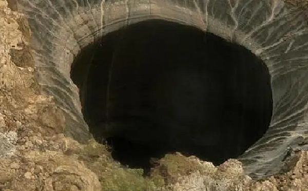 "Chiếc hố được bảo quản đặc biệt tốt, lớp nước trên mặt đất chưa tích tụ xuống bề mặt bên trong hố, cho phép chúng tôi nghiên cứu hố trong tình trạng nguyên vẹn", ông Evgeny Chuvilin - chuyên gia đến từ Viện Khoa học và Công nghệ Skolkovo, cho biết.