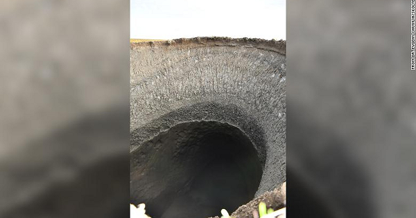 Tác động tiêu cực đầu tiên là Trái đất đã nóng sẽ càng nóng hơn trong tương lai. Lớp băng tan để khí carbon thoát ra ngoài, đẩy nhanh quá trình ấm lên của Trái đất. Ngoài carbon, khí metan cũng được giải phóng vào bầu khí quyển, gây ra nguy cơ nóng lên mạnh hơn hàng chục lần.