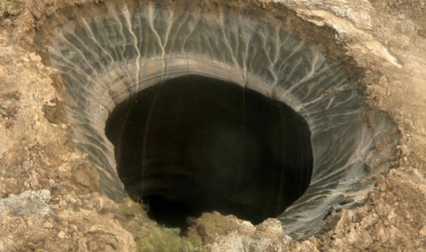 Dựa vào số ảnh mà máy bay ghi được, các nhà khoa học xây dựng được mô hình 3D của chiếc hố. Mô hình dựng lại cho thấy hố có độ sâu khoảng 30 m.